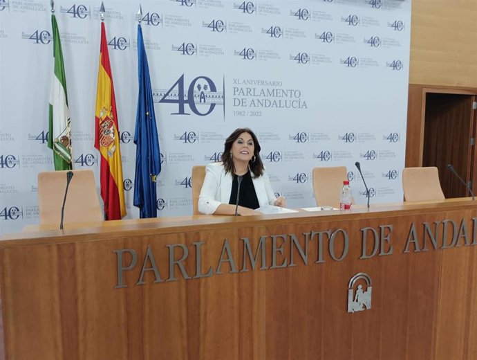 La portavoz parlamentaria del PSOE-A, Ángeles Férriz, en rueda de prensa.