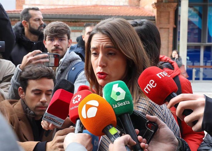 La ministra de Igualdad, Irene Montero, ofrece declaraciones a los medios durante el acto 'A ti te importa: Estrategia de Erradicación de la violencia contra la Infancia y Adolescencia', a 16 de noviembre de 2022, en Madrid (España). El Ministerio de De