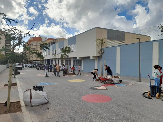 Los alumnos del CEIP Felip Bauz siembran 12 árboles en la calle Germans Garcia Peñaranda.