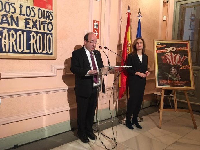 El ministro de Cultura y Deporte, Miquel Iceta, junto a la directora del Instituto de la Cinematografía y de las Artes Audiovisuales (ICAA), Beatriz Navas, durante la rueda de prensa.