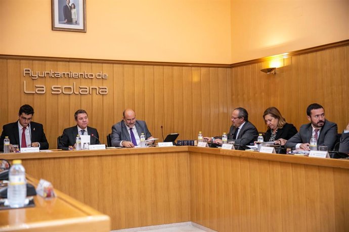 El jefe del Ejecutivo autonómico, Emiliano García-Page, preside en La Solana (Ciudad Real), la reunión del Consejo de Gobierno itinerante.