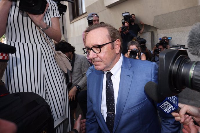 Archivo - 14 July 2022, United Kingdom, London: American actor Kevin Spacey (C) leaves the Central Criminal Court (Old Bailey) in London after attending his trial. The 62-year-old is charged with four counts of sexual assault and one count of causing a 