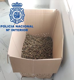 Nota De Prensa Y Fotografía: "La Policía Nacional Desmantela Un Secadero De Marihuana Y Detiene A Tres Personas"