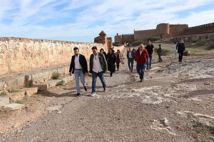 El secretario general de Cultura y Deporte del Ministerio, Víctor Francos, visita el Castillo de Sagunto (Valencia) junto al alcalde, Darío Moreno, y una representación municipal.