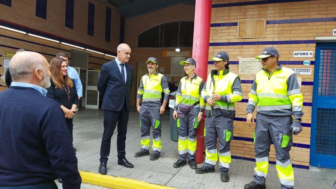 El alcalde de Sevilla, con operarios de limpieza del parque auxiliar del Distrito Sur de Lipasam.