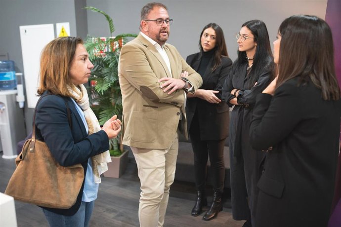 El alcalde de Mérida, en su visita a un negocio de estética en la ciudad.