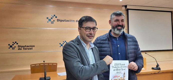 El diputado de Agricultura y Ganadería, Antonio Pérez, y el alcalde de Aguaviva, Aitor Clemente, en la presentación de la Feria de Productos y Servicios del Medio Rural.