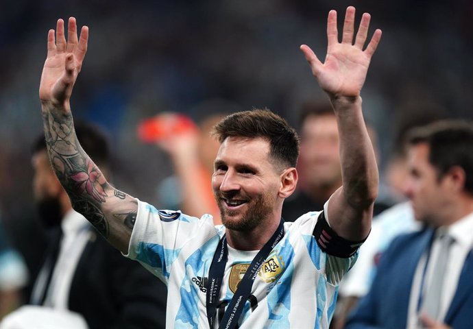 Archivo - 01 June 2022, United Kingdom, London: Argentina's Lionel Messi waves to the crowd after the CONMEBOL-UEFA Cup of Champions soccer match between Italy and Argentine at Wembley Stadium. Photo: Mike Egerton/PA Wire/dpa