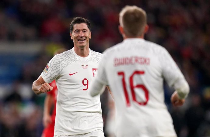 Archivo - El delantero polaco Robert Lewandowski celebra un gol con su selección. 