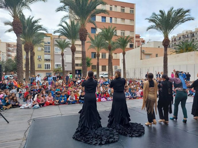 Actividad por el Día del Flamenco en la explanada del Museo Arqueológico de Almería.