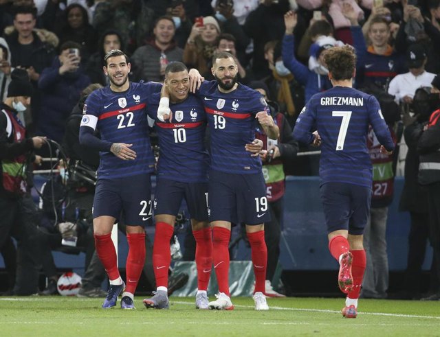 Archivo - Karim Benzema Theo Hernandez, Kylian Mbappe y Antoine Griezmann celebran un gol de la selección francesa