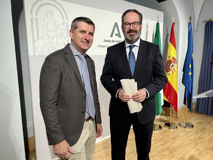 El delegado del Gobierno andaluz en Córdoba, Adolfo Molina, y el delegado territorial de Agricultura, Pesca, Agua y Desarrollo Rural, Francisco Acosta.