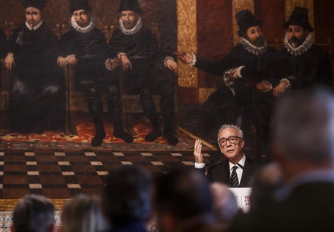 El escritor Juan José Millás interviene durante la entrega del Premio de las Letras de la Generalitat 2022, en el Palau de la Generalitat, a 16 de noviembre de 2022, en Valencia, Comunidad Valenciana (España). 