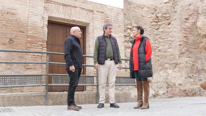 El alcalde de Adra (Almería), Manuel Cortés, visita el Molino del Lugar