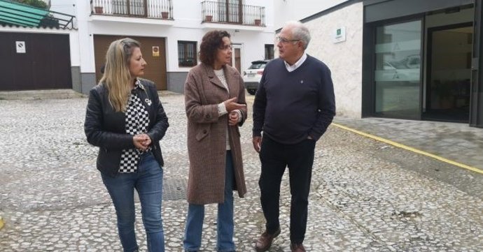 La parlamentaria andaluza por el PSOE de Huelva Susana Rivas (centro) junto a la secretaria de Política Municipal del PSOE provincial, Maite Rodríguez.