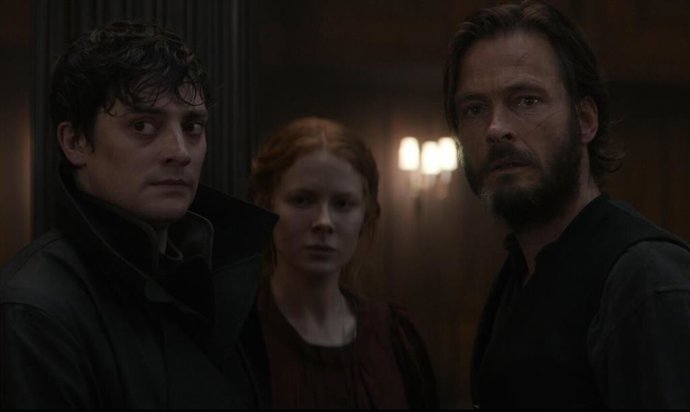 Aneurin Barnard (Daniel), Emily Beecham (Maura Franklin) y  Andreas Pietschmann (Eyk Larsen) en una escena de 1899
