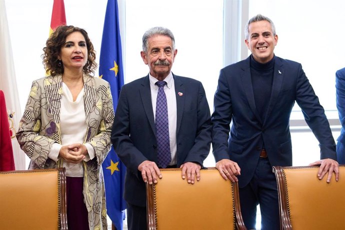 La ministra de Hacienda, María Jesús Montero, junto al presidente de Cantabria, Miguel Ángel Revilla, y al vicepresidente, Pablo Zuloaga