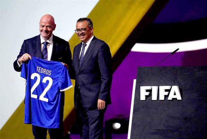 Archivo - El presidente de la FIFA, Gianni Infantino, entrega al director general de la OMS, Tedros Adhanom Ghebreyesus, una camiseta durante el 72 Congreso de la FIFA. En el Centro de Exposiciones y Convenciones de Doha (Qatar), a 31 de marzo de 2022.