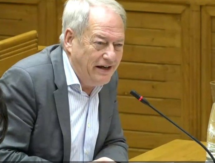 Aurelio Martín, concejal de Medio Ambiente y Movilidad del Ayuntamiento de Gijón,  durante su intervención en el Pleno Municipal de Gijón