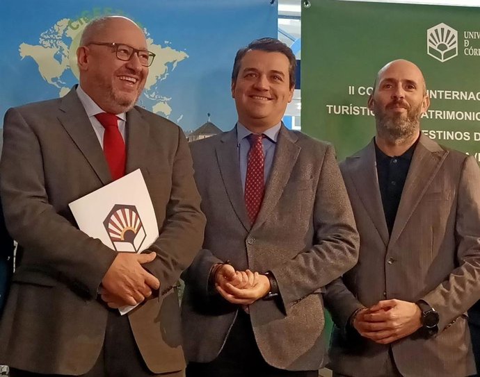 El delegado de Turismo, Cultura y Deporte, Eduardo Lucena (dcha.), el alcalde, José María Bellido (centro), y el rector, Manuel Torralbo, inauguran el II Congreso Internacional Gestión Turística del Patrimonio Cultural y Natural en Destinos de Interior