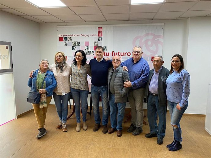 Crespín (3 izda.) con cargos públicos y orgánicos del PSOE de Priego.