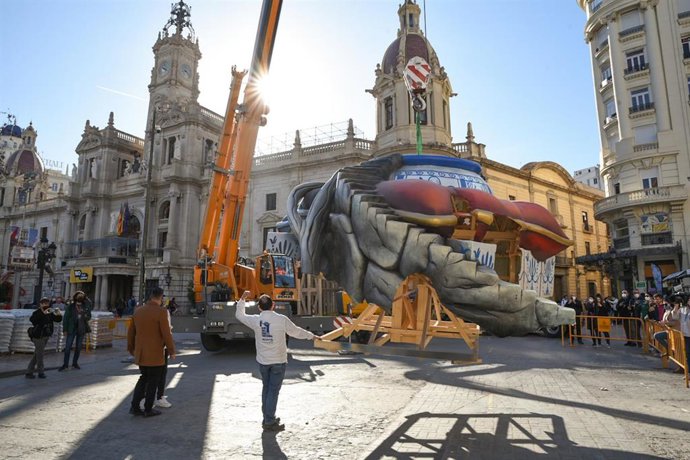 Archivo - Una de las primeras piezas de la falla grande municipal de 2022, en la plaza del Ayuntamiento, a 1 de marzo de 2022, en Valncia