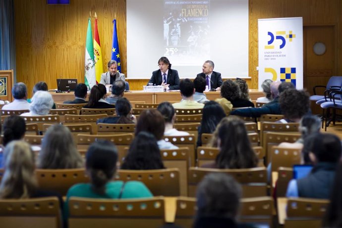 El rector de la UPO, Francisco Oliva, ha sido el encargado de inaugurar el Festival Universitario de Flamenco con el que el campus celebra su 25 aniversario.