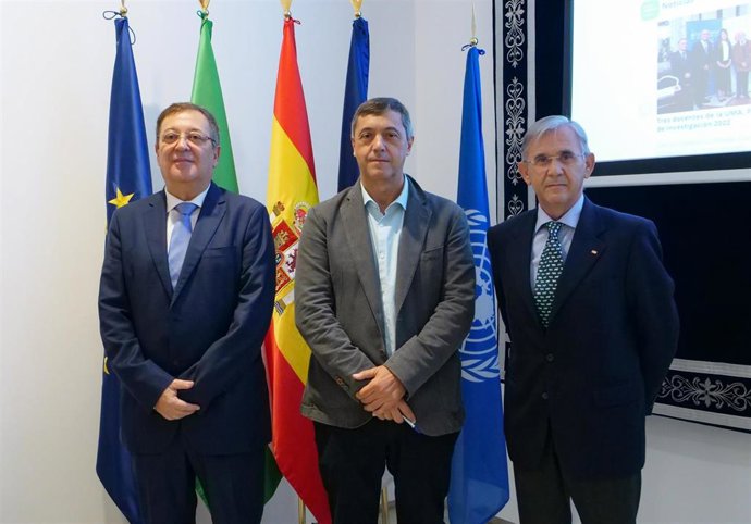Acto de firma de un convenio de colaboración entre la UMA, Hidralia y Cruz Roja Española para desarrollar un sistema de alerta pionero dirigido a personas que viven solas