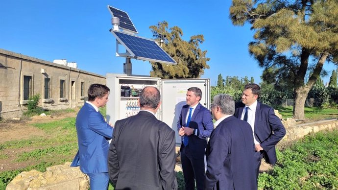 El consejero Antonio Luengo durante la visita realizada a una finca experimental del Gobierno de Malta en la que se verifica un sistema de monitorización del terreno