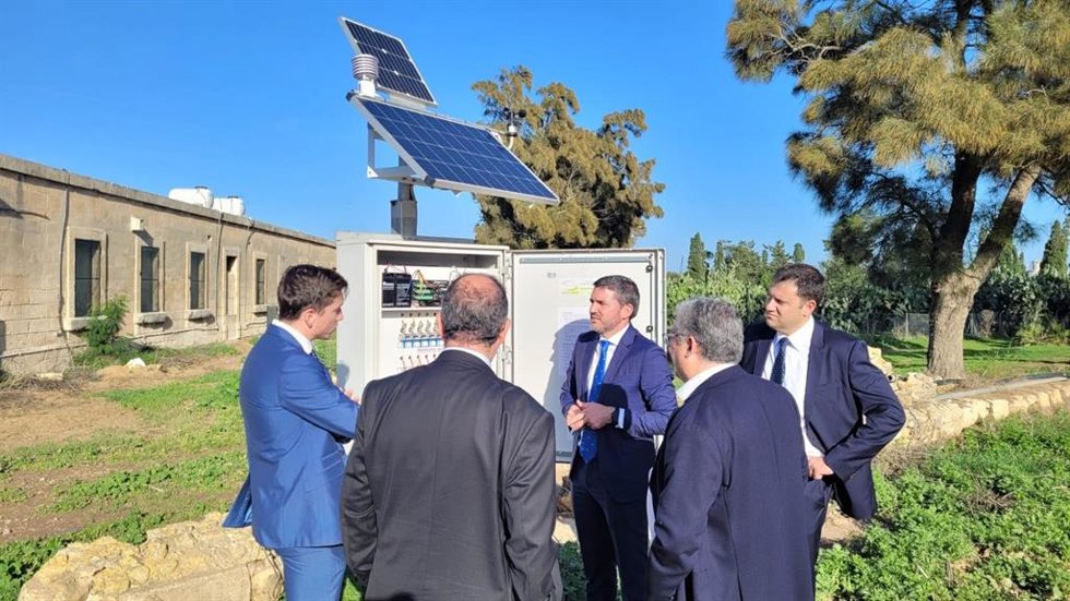 El consejero Antonio Luengo durante la visita realizada a una finca experimental del Gobierno de Malta en la que se verifica un sistema de monitorización del terreno