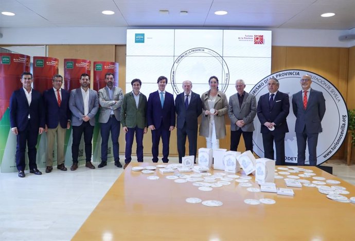 Presentación de una exclusiva colección de posavasos promocionales del patrimonio de los 106 municipios de la provincia.