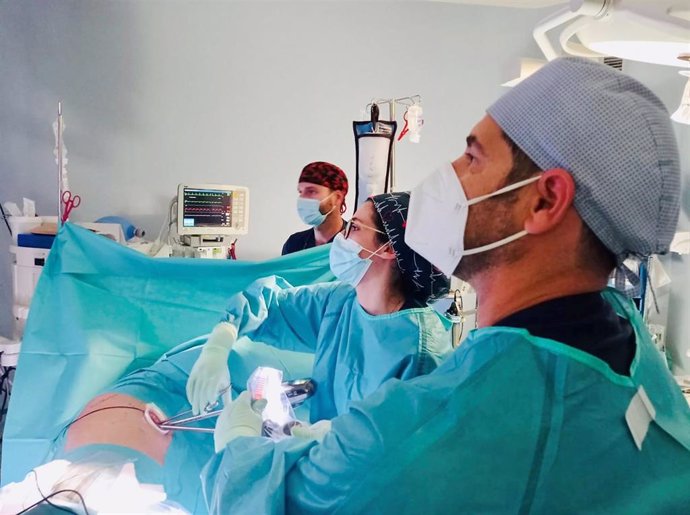 El doctor Roberto Mongil, de Quirónsalud Málaga, realizando una cirugía uniportal, el tratamiento menos invasivo contra el cáncer de pulmón