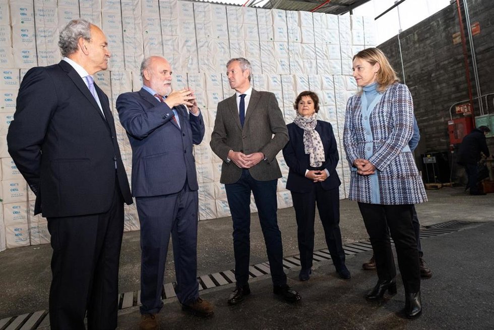 Rueda visita la Papelera de Brandia.