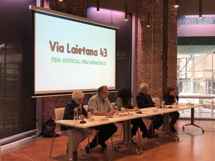 Angelina Puig (Ateneu memria popular), Josep Antich (mnium cultural), Laura Medina (Iridia), Carles Vallejo y Pilar Rebaque (Comissió de la Dignitat) en la presentación de la campaña.
