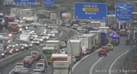El accidente de un camión en la A-2 provoca importantes retenciones en el acceso a la capital por la M-50