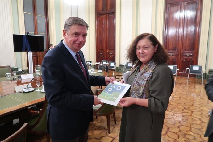 El ministro de Pesca, Luis Planas, y la consellera balear de Pesca, Mae de la Concha.