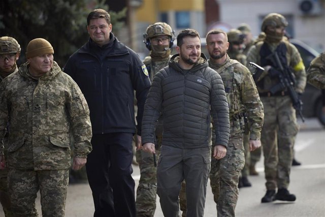 El presidente de Ucrania, Volodimir Zelenski, visita Jersón junto a un grupo de militares