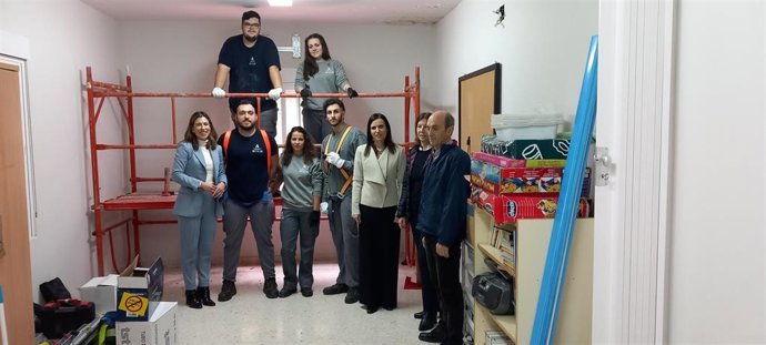 La delegada de Empleo, Empresa y Trabajo Autónomo, María Dolores Gálvez (tercera por la dcha.), en su visita a Lucena.