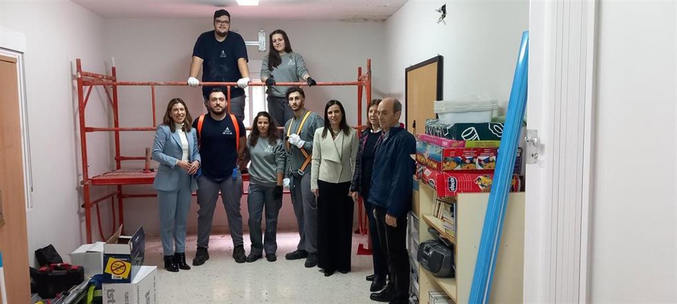 La delegada de Empleo, Empresa y Trabajo Autónomo, María Dolores Gálvez (tercera por la dcha.), en su visita a Lucena.