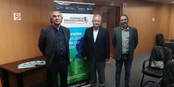 El conseller de Educación y Formación Profesional, Martí March, y el presidente de la Cámara de Comercio de Mallorca, Eduardo Soriano junto con el director general de FP, Antoni Baos.