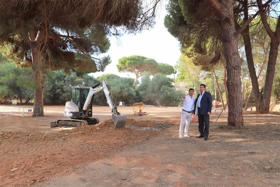 Ayuntamiento de Marbella crea un aparcamiento para casi 50 vehículos junto al estadio Santa María de Las Chapas.