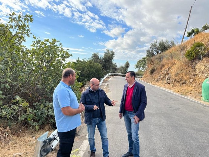 El primer teniente alcalde y edil de Servicios Operativos, José Carlos Martín (centro), ha anunciado el I Plan de Seguridad y Protección de Viales Secundarios donde el departamento va a ejecutar 600 metros lineales de quitamiedos durante este mes.