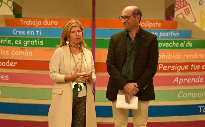 La delegada territorial de Desarrollo Educativo y FP y Universidad, Investigación e Innovación, Isabel Paredes, junto a José Crespo, director del CEIP Elio Antonio de Nebrija de Jerez (Cádiz) en su 50 aniversario