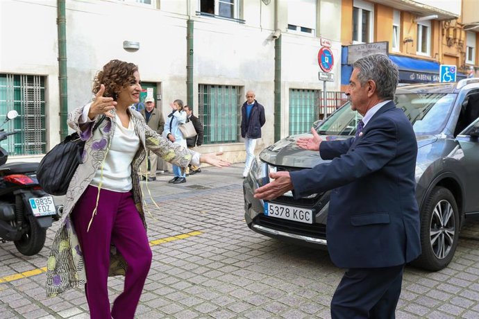 El presidente de Cantabria, Miguel Ángel Revilla, recibe en Peñaherbosa a la ministra de Hacienda y Función Pública, María Jesús Montero,