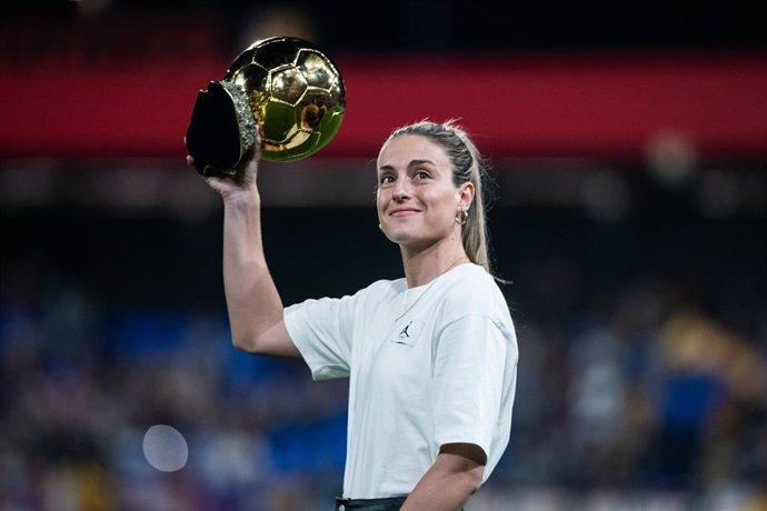 La jugadora del FC Barcelona Alexia Putellas exhibe el segundo Balón de Oro ganado en este 2022.