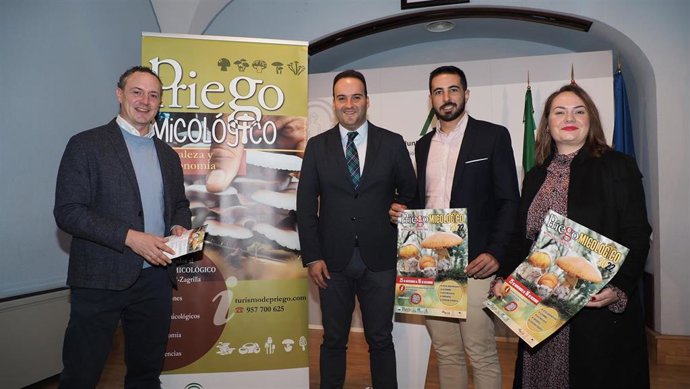 Pérez (izda.) y Valdivia (2 izda.) en la presentación de Priego Micolológico.