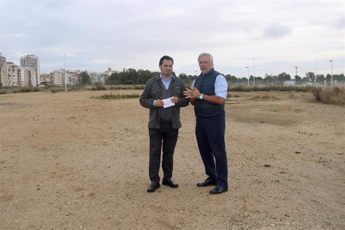 Concejales del PP de Huelva en el Ensanche Sur, en el barrio de Pescadería.