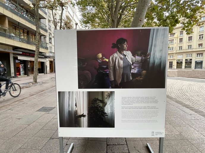 La plaza de Los Fueros de Vitoria-Gasteiz acoge la exposición "Hijas de ningún Dios" de la fotógrafa Nuria López Torres