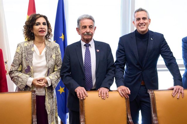 La ministra de Hacienda, María Jesús Montero, junto al presidente de Cantabria, Miguel Ángel Revilla, y al vicepresidente, Pablo Zuloaga