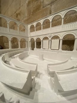 El Parlamento instala dos mesas tiflológicas para mejorar la accesibilidad de la institución a toda la ciudadanía